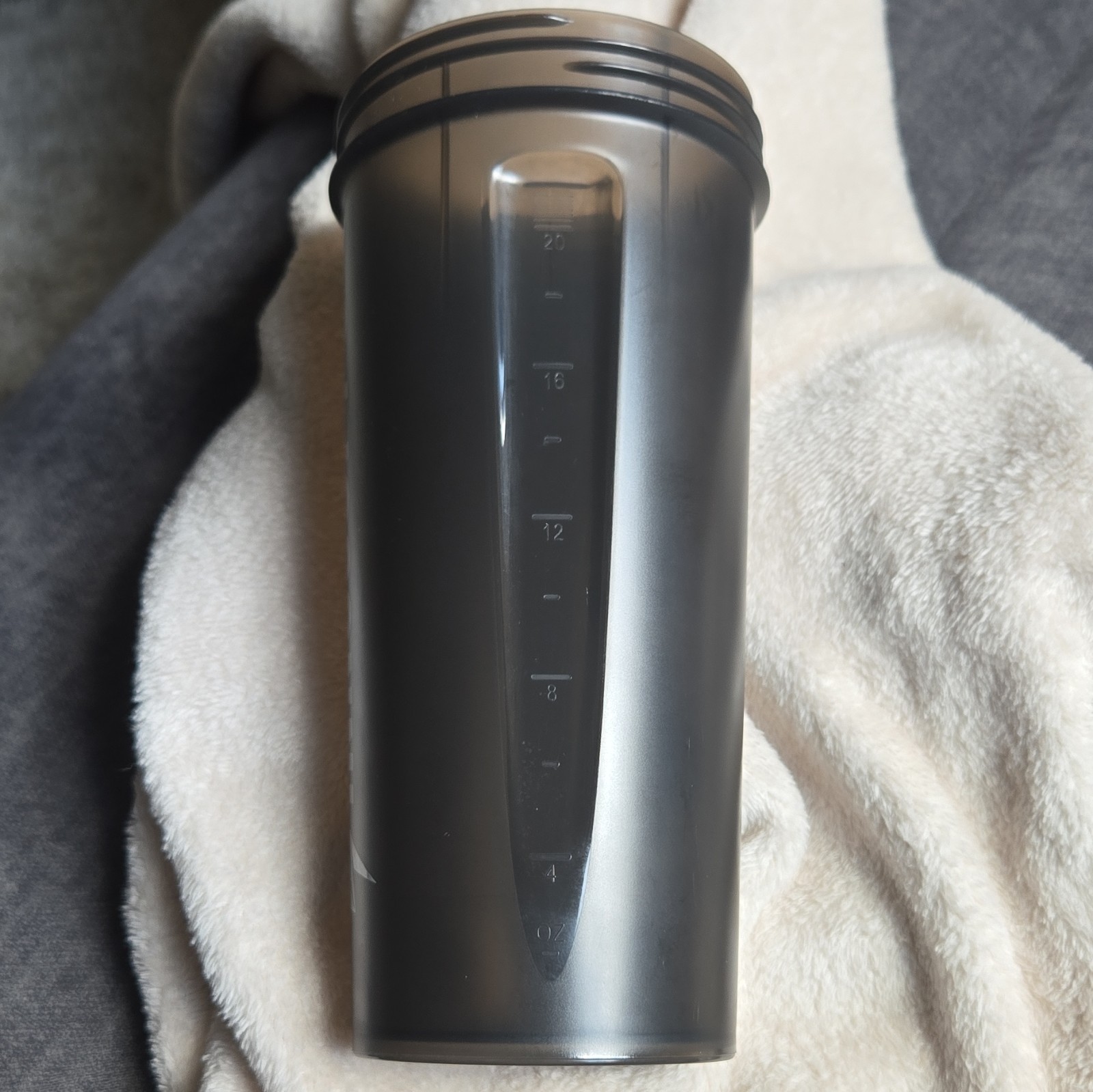 InnerSupps Black Plastic Flip Lock Shaker Bottle, Reusable Gym Mixer 20 fl oz
