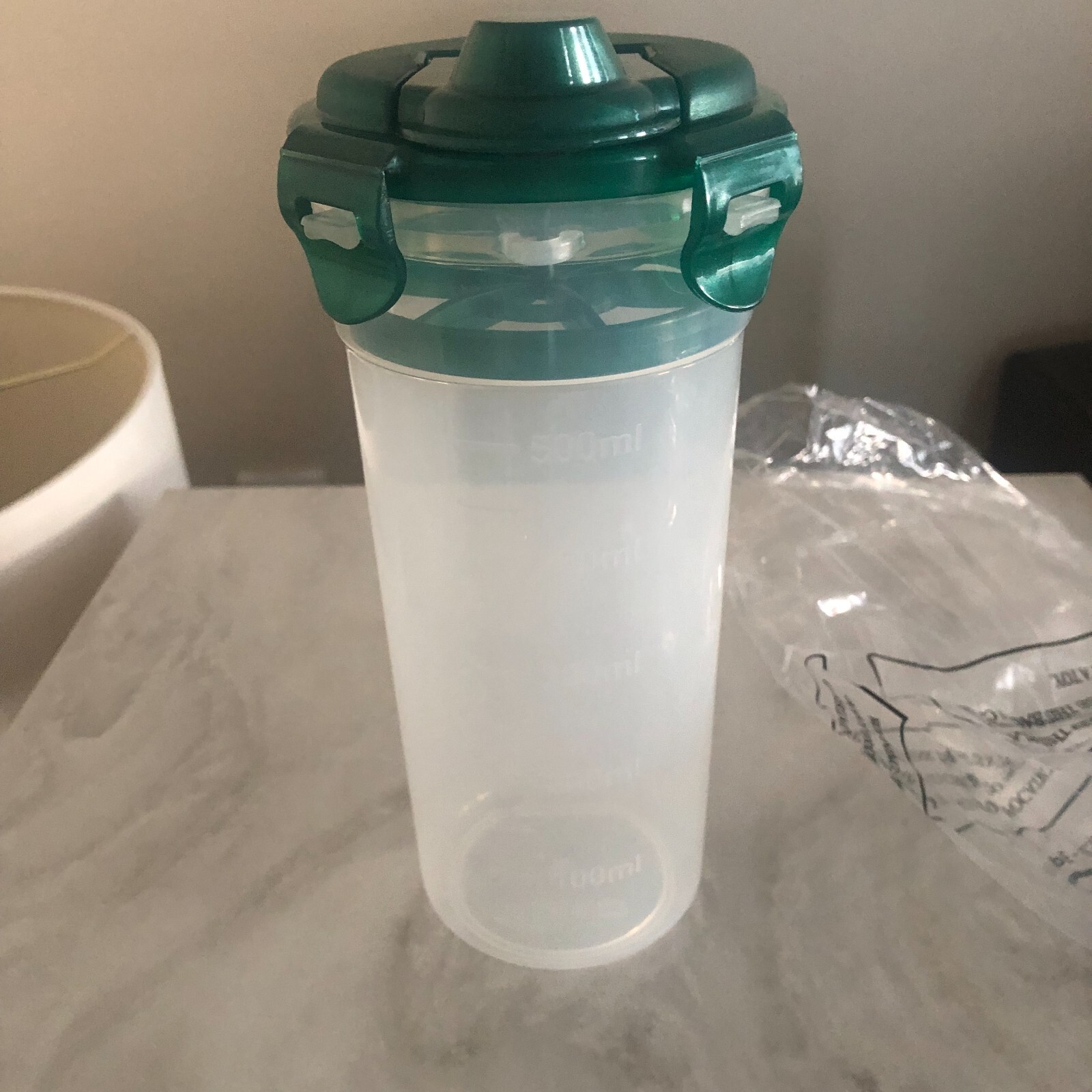 Lock & Lock Protein Shaker Bottle – 23 OZ Clear w/Green Lid – READ BELOW