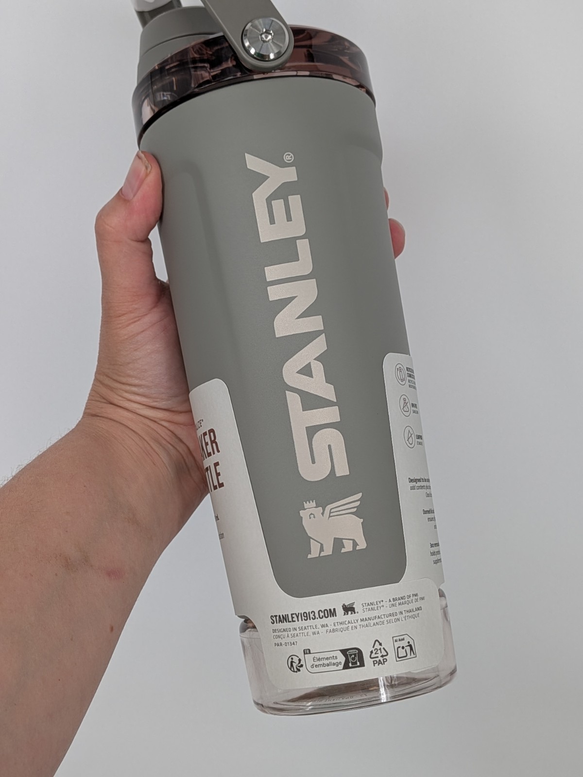 new Stanley The Vitalize Shaker Bottle 20 OZ water bottle Leakproof Sage Gray