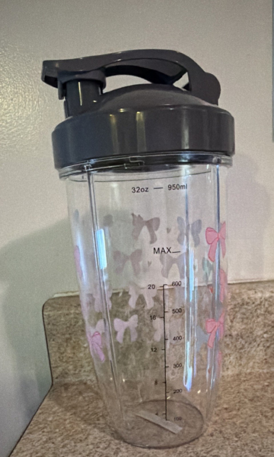 Plastic Shake Bottle/Blender Cup 32oz Flip Lock Lid Pink Bow Design Clear Gray