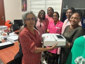 Gabon : L’association des Sages-femmes dote le centre de santé de Glass en équipement médicaux