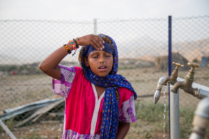 Madina Mohamed Awad, 7 ans, se lave le visage avec de l'eau propre à une nouvelle station d'eau dans un petit village au Soudan. © UNICEF/UNI500208/Elfatih