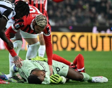 Le gardien de but, Mike Maignan, victime d’un traumatisme crânien au cours d’un match de football.
