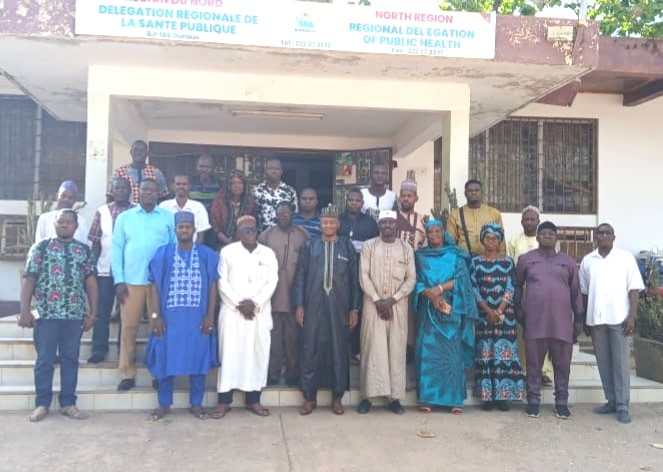 Photo de famille des professionnels des médias autour du coordonnateur régional du PNEV.