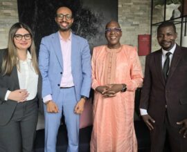 La présence du Dr Sarah HOURANY, pharmacienne experte au sein d'ABBOTT, aux côtés de Monsieur Abdi, soulignait l'engagement de l'entreprise envers cette nouvelle phase de coopération.