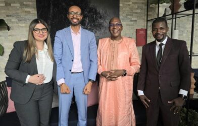 La présence du Dr Sarah HOURANY, pharmacienne experte au sein d'ABBOTT, aux côtés de Monsieur Abdi, soulignait l'engagement de l'entreprise envers cette nouvelle phase de coopération.
