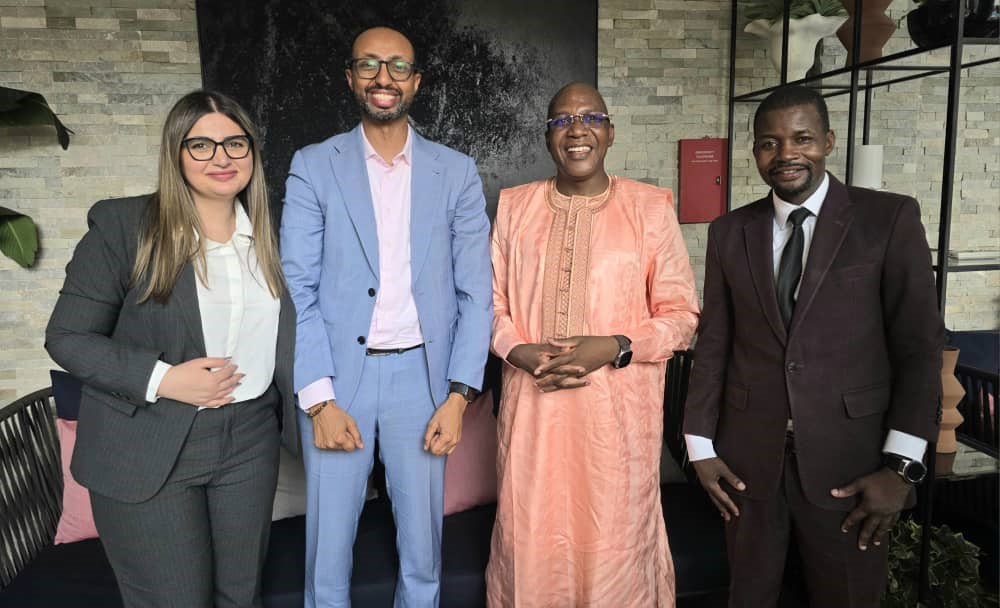 La présence du Dr Sarah HOURANY, pharmacienne experte au sein d'ABBOTT, aux côtés de Monsieur Abdi, soulignait l'engagement de l'entreprise envers cette nouvelle phase de coopération.
