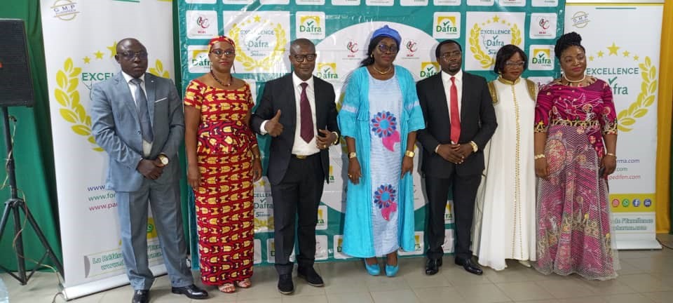 Le staff administratif de la firme pharmaceutique Dafra-Pharma et le personnel administratif de l’Ecole des sciences de la santé de l’université Catholique d’Afrique Centrale.