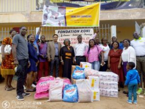 L’équipe d’Ajanta Pharma autour de la promotrice de la Fondation koni, Centre d’Accueil et d’Hébergement Fonko.
