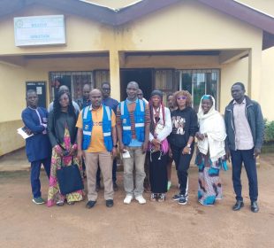 Photo de famille à l'issue de la réunion de briefing des médias et acteurs digitaux pour le tour 0 de la campagne de riposte à l'épidémie de poliomyélite dans 4 districts de l'Adamaoua. 