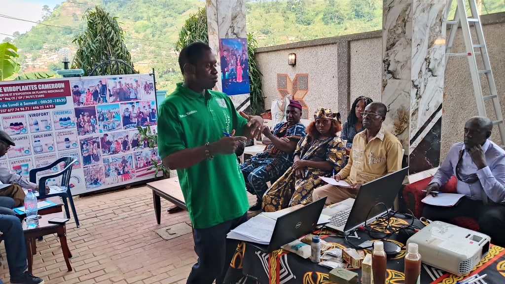 La nouvelle loi camerounaise (articles 17 à 27) permet l'exercice de la médecine traditionnelle au sein des formations sanitaires publiques.