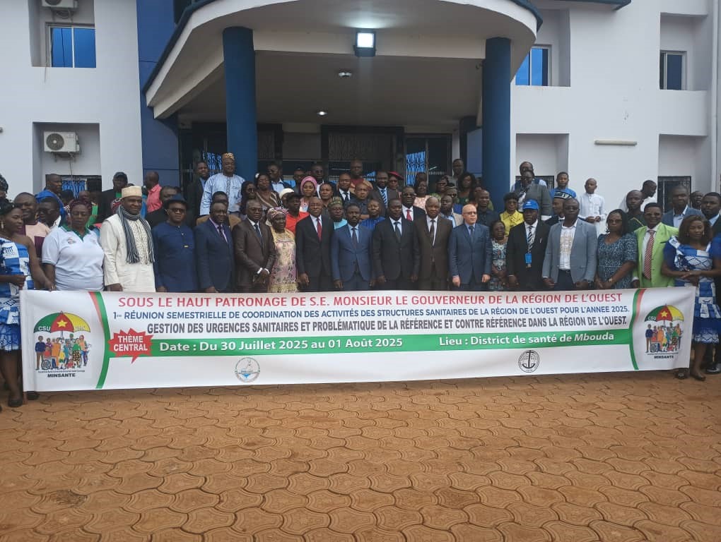 Photo famille de la Réunion coordination des urgences de santé publique de la région de l’Ouest-Cameroun.