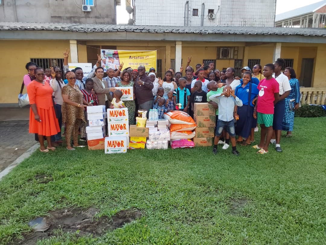 Ajanta Pharma à l'orphelinat main dans la main à Douala.