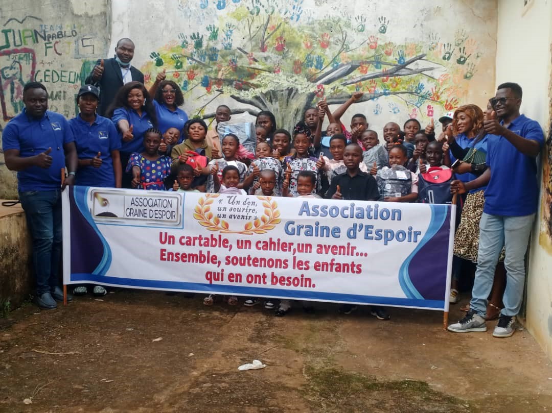 Photo de famille après la remise de don.
