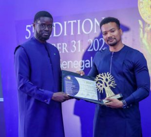 La start-up La Ruche Health consacrée lors de la 5ᵉ édition du Prix Galien Afrique à Dakar, recevant sa distinction des mains du président sénégalais Bassirou Diomaye Faye.