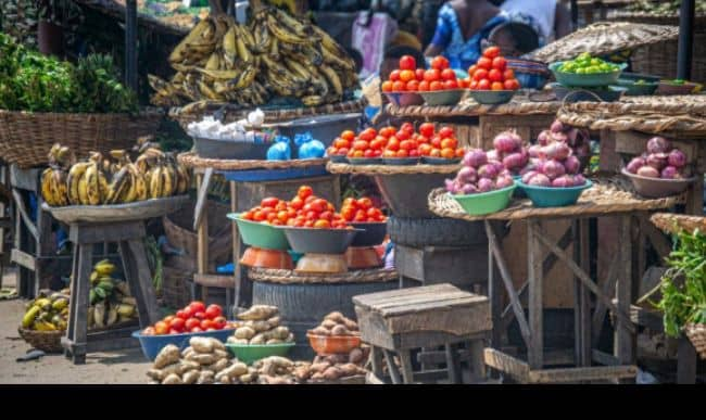 La méconnaissance des techniques de conservation et les achats excessifs contribuent significativement au gaspillage domestique.